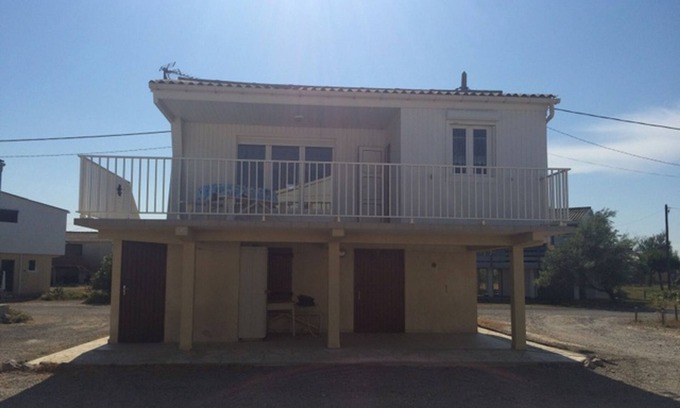 Gruissan Plage Ski Chalet | Cozy Beachside Chalet for 4 with Terrace, 2 Bedrooms, Parking, 400m from Beach