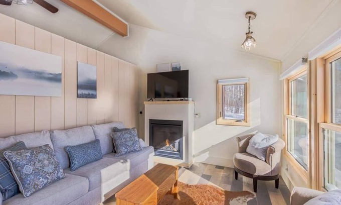 Tofte Apartment | Cozy Bear Den - Sauna New kitchen Fireplace Large tv Wifi Indoor sauna