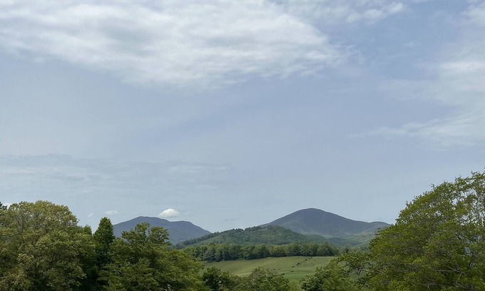Boone Cabin | Cozy Bear Haven: Tiny Cabin, Incredible View!