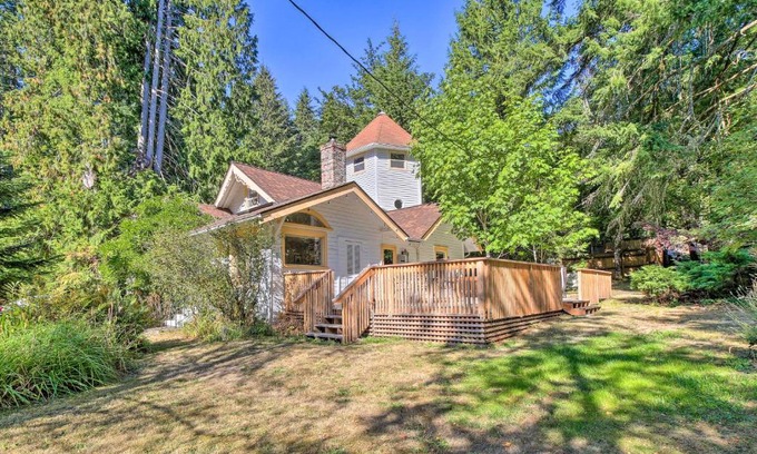 Ashford House | Cozy Black Bear Retreat by Mount Rainier!