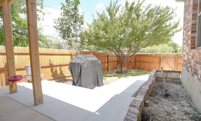 San Antonio Apartment | Cozy BR Apt near Sea World, Lackland AFB, and great shopping.