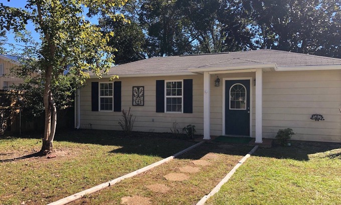 Long Beach Cottage | Cozy Breeze Bungalow-walk to beach, harbor, restaurants, quaint downtown.