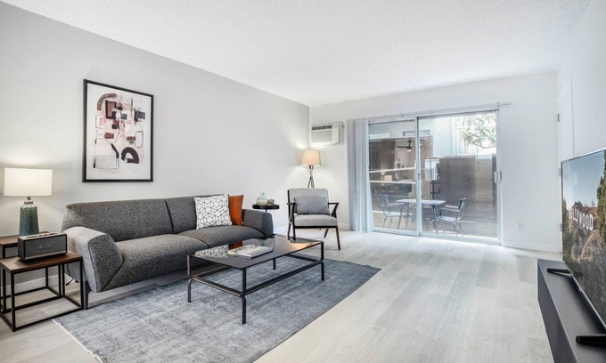 Sawtelle Apartment | Cozy Brentwood 1BR w/W/D in unit, near Whole Foods & UCLA by Blueground