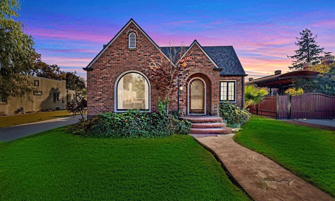 Stockton House | Cozy Brick-house 2BR w/Backyard