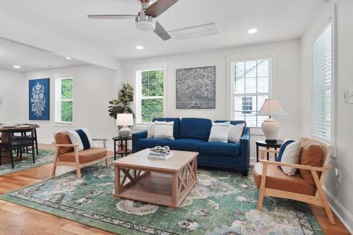 Durham House | Cozy Bull Cottage - Duke, Unc, Modern