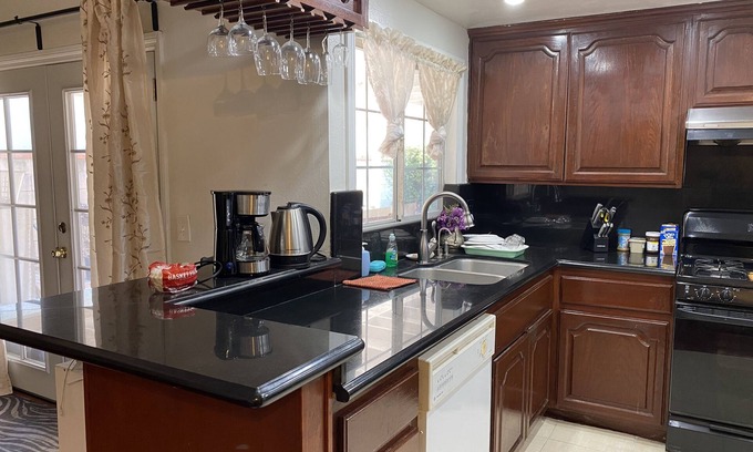Azusa House | Cozy Bungalow in a Quiet Cul De Sac Neighborhood