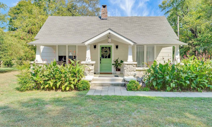 Flintstone House | Cozy Bungalow Minutes from Chattanooga!
