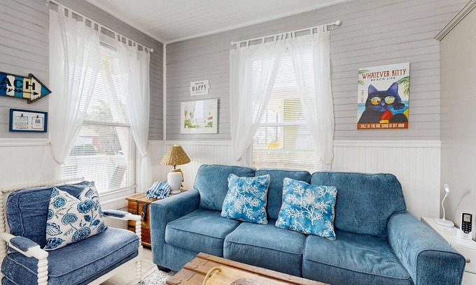 San Jacinto House | Cozy bungalow near beach with free WiFi, full kitchen, & washer/dryer