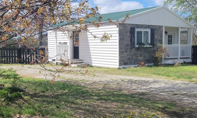 Carroll County Cabin | Cozy Cabin 1 bedroom cabin in Green Forest with WiFi and AC