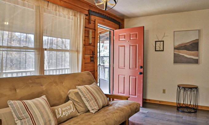 Cherokee Cabin | Cozy cabin 10 minutes to Harrah's Cherokee!