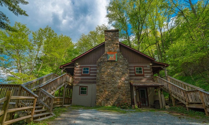 Blowing Rock Apartment | Cozy Cabin #18 - Sleeps 4 - Full kitchen + fireplace - between Boone & Blowing Rock NC
