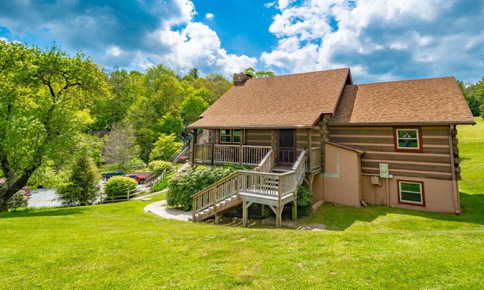 Blowing Rock Apartment | Cozy Cabin #3 - Sleeps 4 - Full kitchen + fireplace - between Boone & Blowing Rock NC