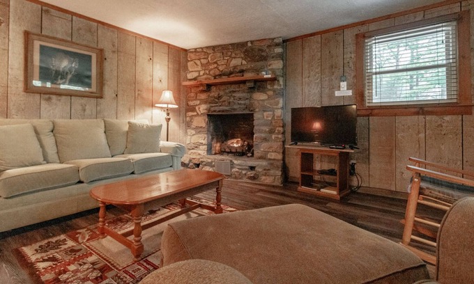 Blowing Rock Apartment | Cozy Cabin #8- Sleeps 4 - Full kitchen + fireplace - between Boone & Blowing Rock NC
