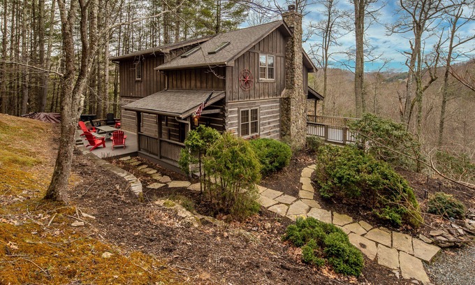 Vilas Cabin | Cozy Cabin - Adorable log cabin near Valle Crucis with picnic table, firepit, & seasonal views!