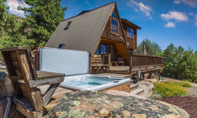 Pleasant Valley Cabin | Cozy Cabin - Beautiful Views of the Surrounding Peaks - Hot Tub