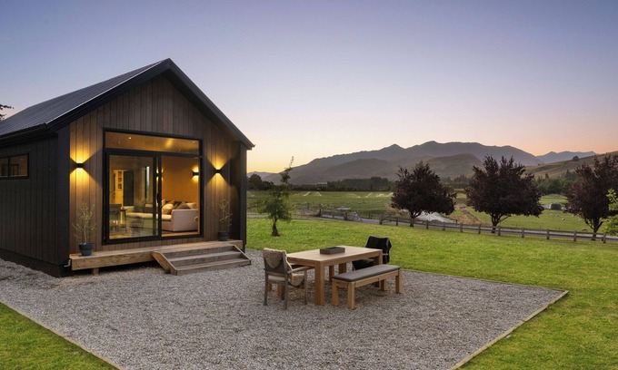 Lake Hayes Cabin | Cozy Cabin called The Lake Hayes Hut, situated in Queenstown