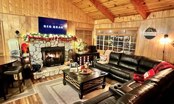 Upper Moonridge Cabin | Cozy Cabin Close to Golf, Zoo, and Lake Family & Dog Friendly Game Room