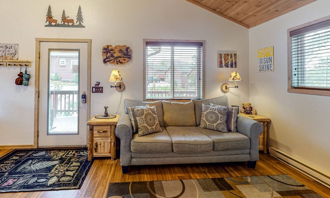 Estes Park Cabin | Cozy cabin for two with private hot tub and central location