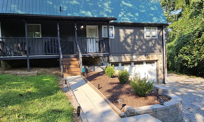 Dayton House | Cozy Cabin/Home with Pool Table 5 minutes from Chickamauga Lake
