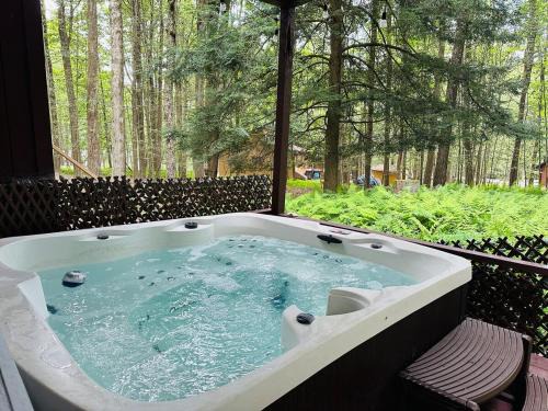 Blakeslee House | Cozy Cabin Hotub Fire Place Fire Pit 4 bedroom