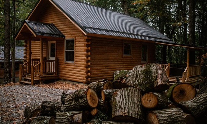 Logan Cabin | Cozy cabin in Hocking Hills - Merlot Cabin #8 - Hot Tub - Fire Ring - Wifi