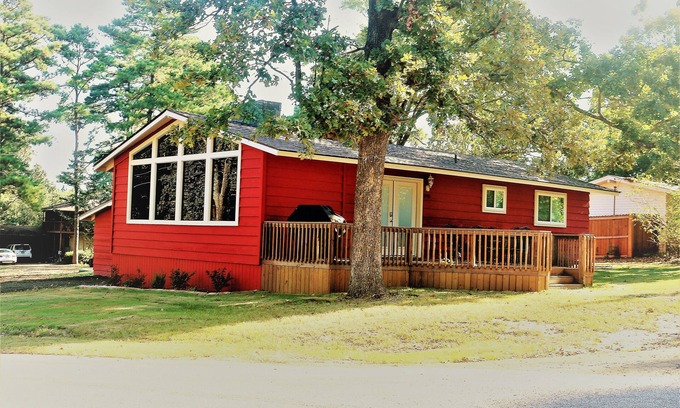 Avinger House | Cozy cabin in the Crestwood Subdivision at Lake O The Pines.