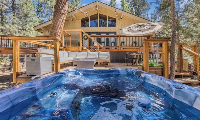 Big Bear Cabin | 🌟COZY CABIN IN THE WOODS! 🌟Hot Tub, PRIVATE 3/4 ACRE, AC
