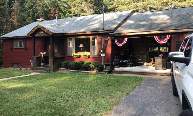 Tomahawk Cabin | Cozy cabin in the woods by Lake Nokomis and Bearskin trails