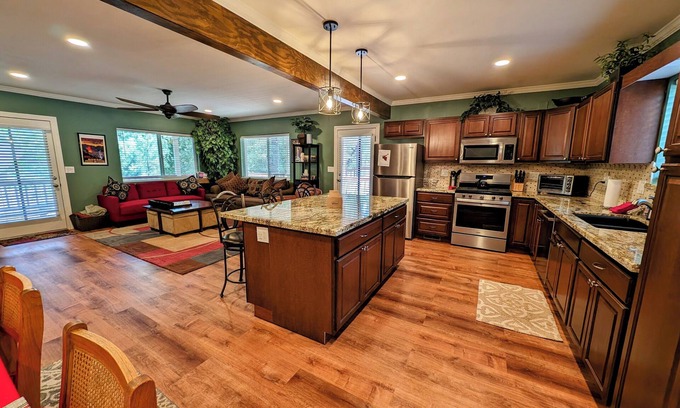 Pine House | Cozy Cabin in the Woods perfect for families!