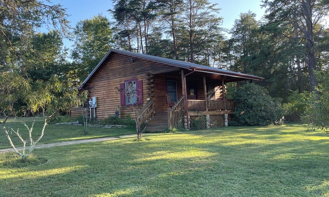 Fort Valley Cabin | Cozy cabin in tranquil Fort Valley with AC, WiFi