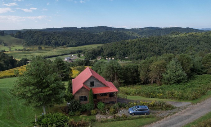 Fleetwood Cabin | Cozy cabin, kid & pet friendly, mountain views, River access, kayak, near Boone