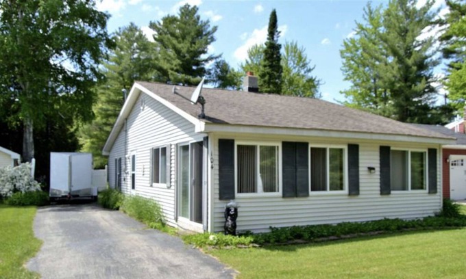 Houghton Lake Cabin | Cozy Cabin Lake view and access