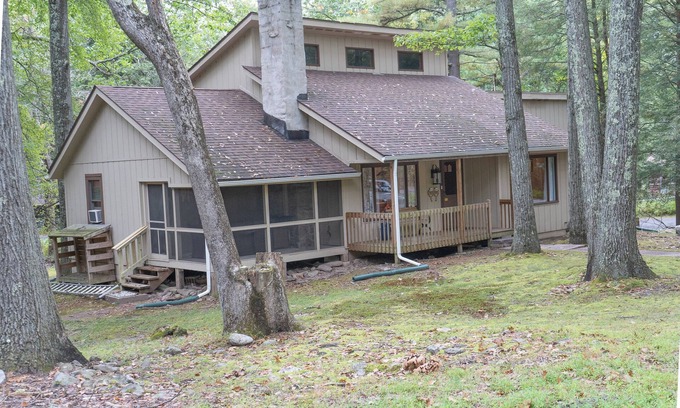 Lake Harmony Cabin | Cozy Cabin Minutes from Skiing Lake Access WaterPark Golf