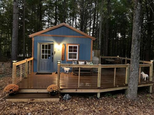 Big Sandy House | Cozy Cabin near Kentucky Lake - Amazing Glamping Rental in Big Sandy, Tennessee