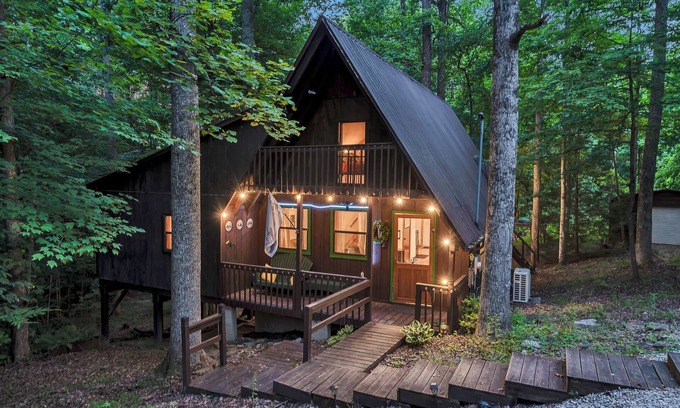 Wellington Cabin | Cozy Cabin Near Red River Gorge and Natural Bridge with Fiber WiFi and AC!
