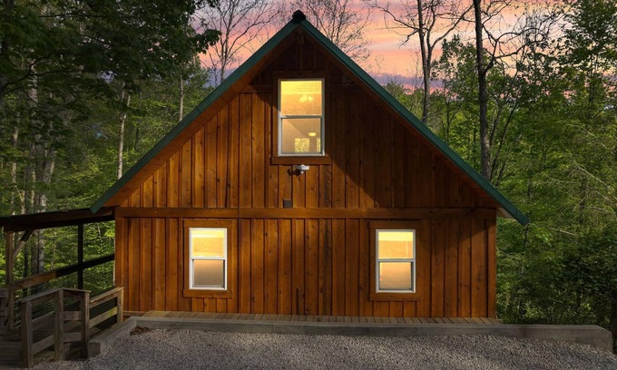 Campton Cabin | Cozy cabin nestled in the trees