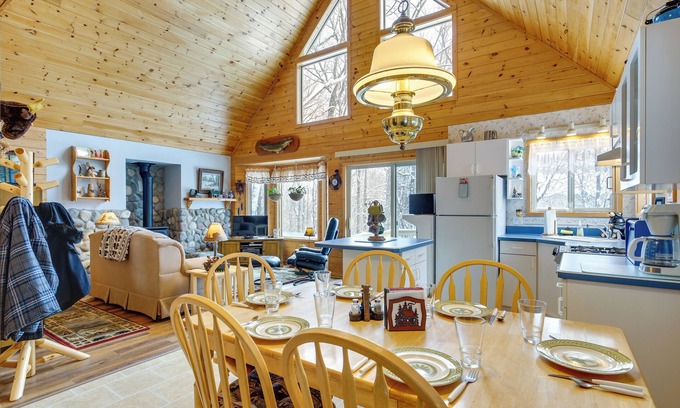 Weirgor Cabin | Cozy Cabin on 10 Acres, Walk to Chippewa River!