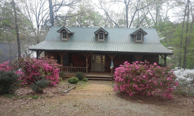 Martin Cabin | Cozy cabin on Lake Hartwell. Book your family Summer & Fall vacation today!