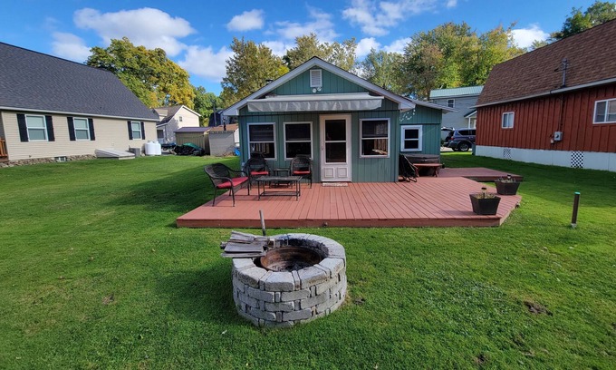 Ashville House | Cozy Cabin on the Canal w Kayaks, Jacuzzi and dock!