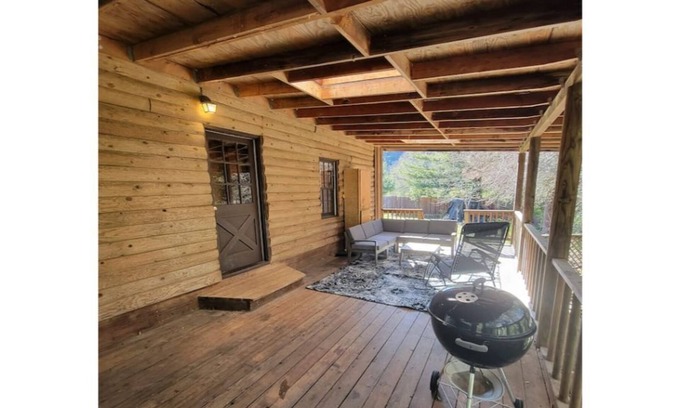 Benbow Cabin | Cozy Cabin on the Golf Course