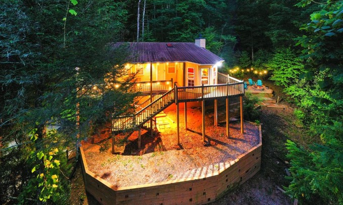 Blue Ridge House | Cozy Cabin Retreat - Hot Tub, Fireplace & Fire Pit