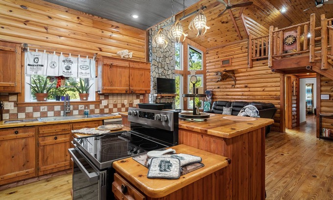 Richwoods Cabin | Cozy Cabin Retreat on 8 Acres with Private Lake – just 50 Minutes from St. Louis