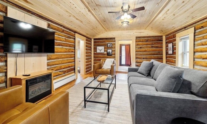Green Mountain Falls Cabin | Cozy cabin in walking distance to Green Mountain Falls with WiFi