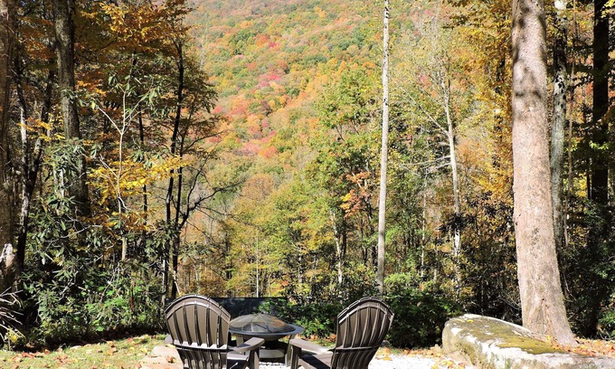 Robbinsville Cabin | Cozy cabin w/babbling creek, mountain view & fast Wi-fi