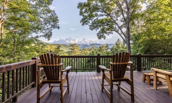 Whittier Cabin | Cozy Cabin w/Hot Tub & Epic Smoky Mountain Views