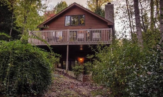 Skyland Cabin | Cozy Cabin w/Hot tub 3.7 miles from Biltmore House