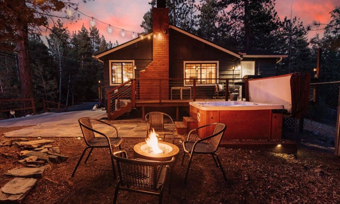 Moonridge Cabin | Cozy Cabin w/Hot Tub, EV, Mountain Views & A/C