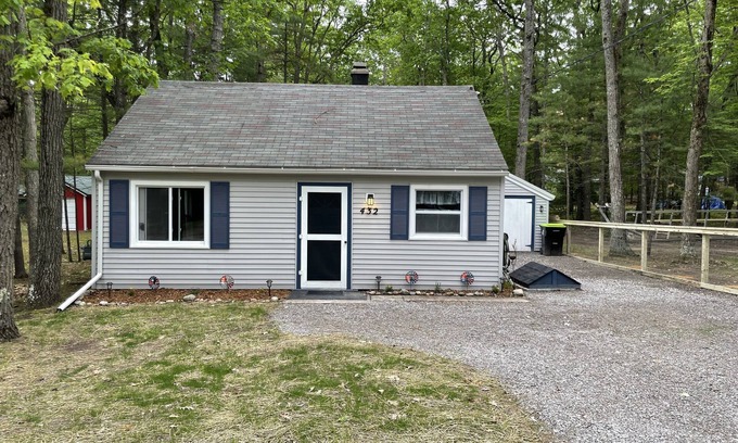 Higgins Lake House | Cozy Cabin- Walk to Higgins Lake & beach-Dogs ok