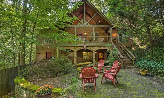 Clarkesville House | Cozy Cabin with Deck, Walk to Wildcat Creek and Dining