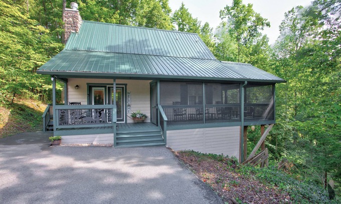 Townsend Cabin | Cozy cabin with mtn view and an awesome media room in charming Townsend.
